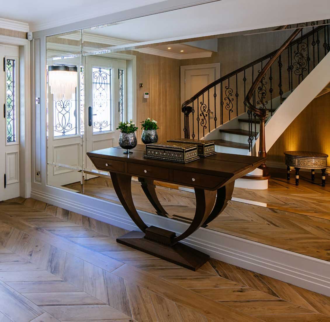 Elegancki, ekskluzywny stolik drewniany