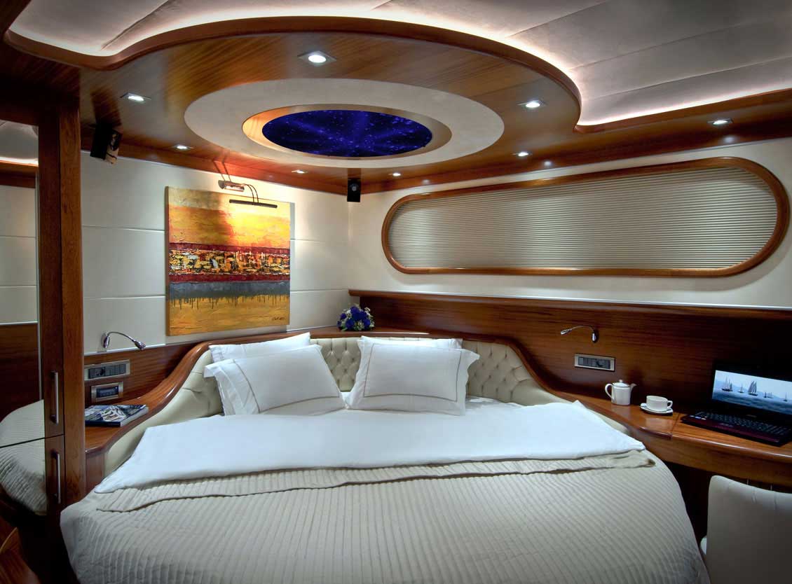 Nieduża kajuta, której wnętrze w większości zajmuje duże i bardzo wygodne drewniane łóżko na wymiar.