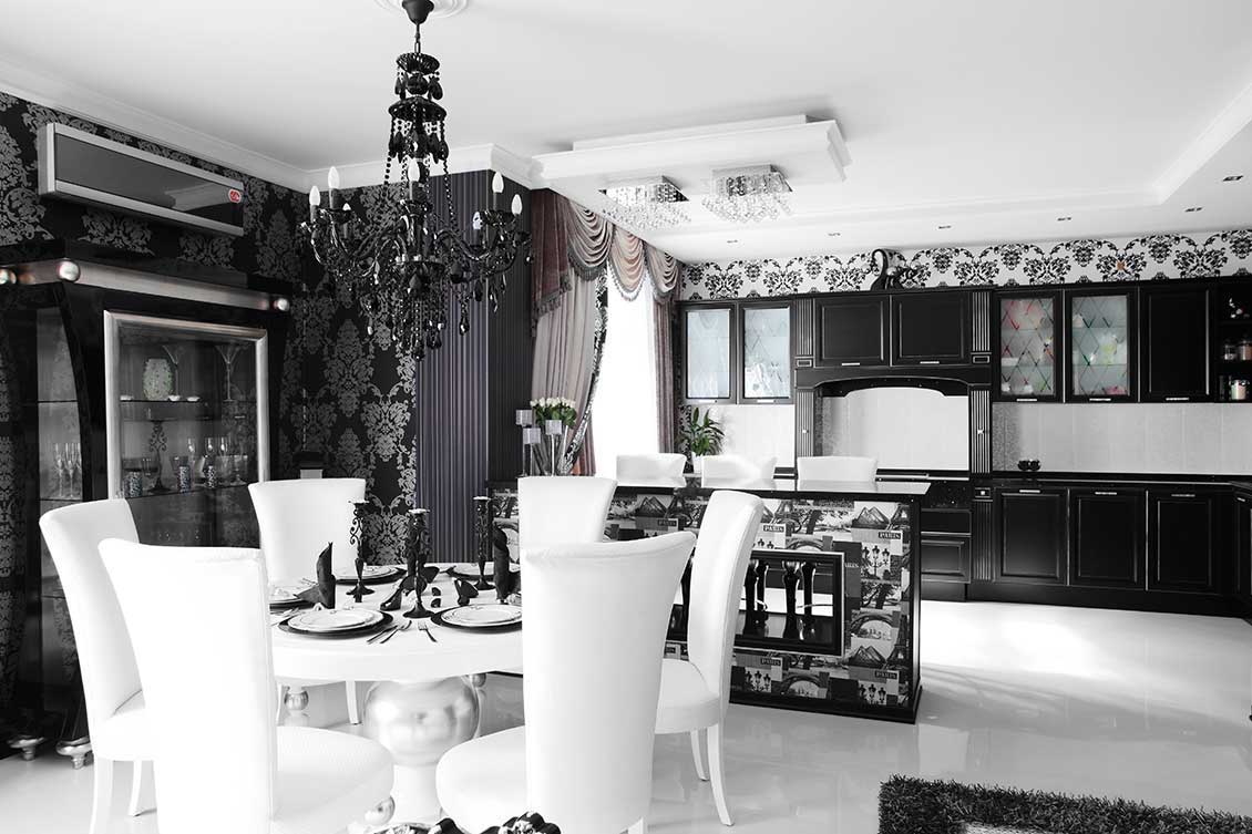 Luksusowa kuchnia prowansalska z wyspa kuchenną. W części apartamentu poza aneksem kuchennym eleganckie stół, przeszklona gablota / witryna i krzesła.