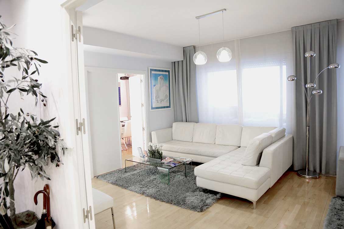 Duża, elegancka biała sofa / kanapa skórzana w poczekalni domu spokojnej starości