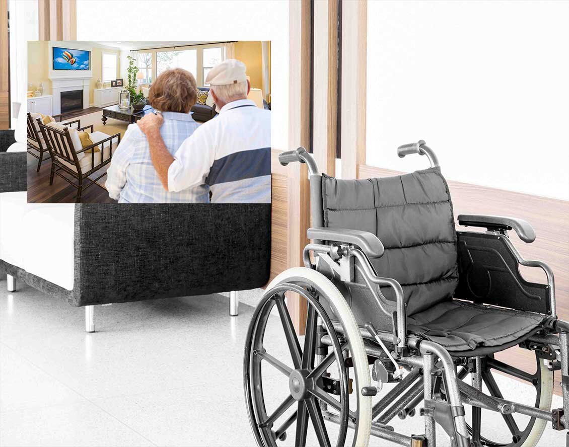 Kolaż dwóch zdjęć, na jednym widoczne są kanapa na korytarzu domu seniora i wózek inwalidzki tam stojący, na drugim - mniejszym, starsze małżeństwo odwrócone do nas plecami obejmuje się i patrzy na umeblowanie domu opieki