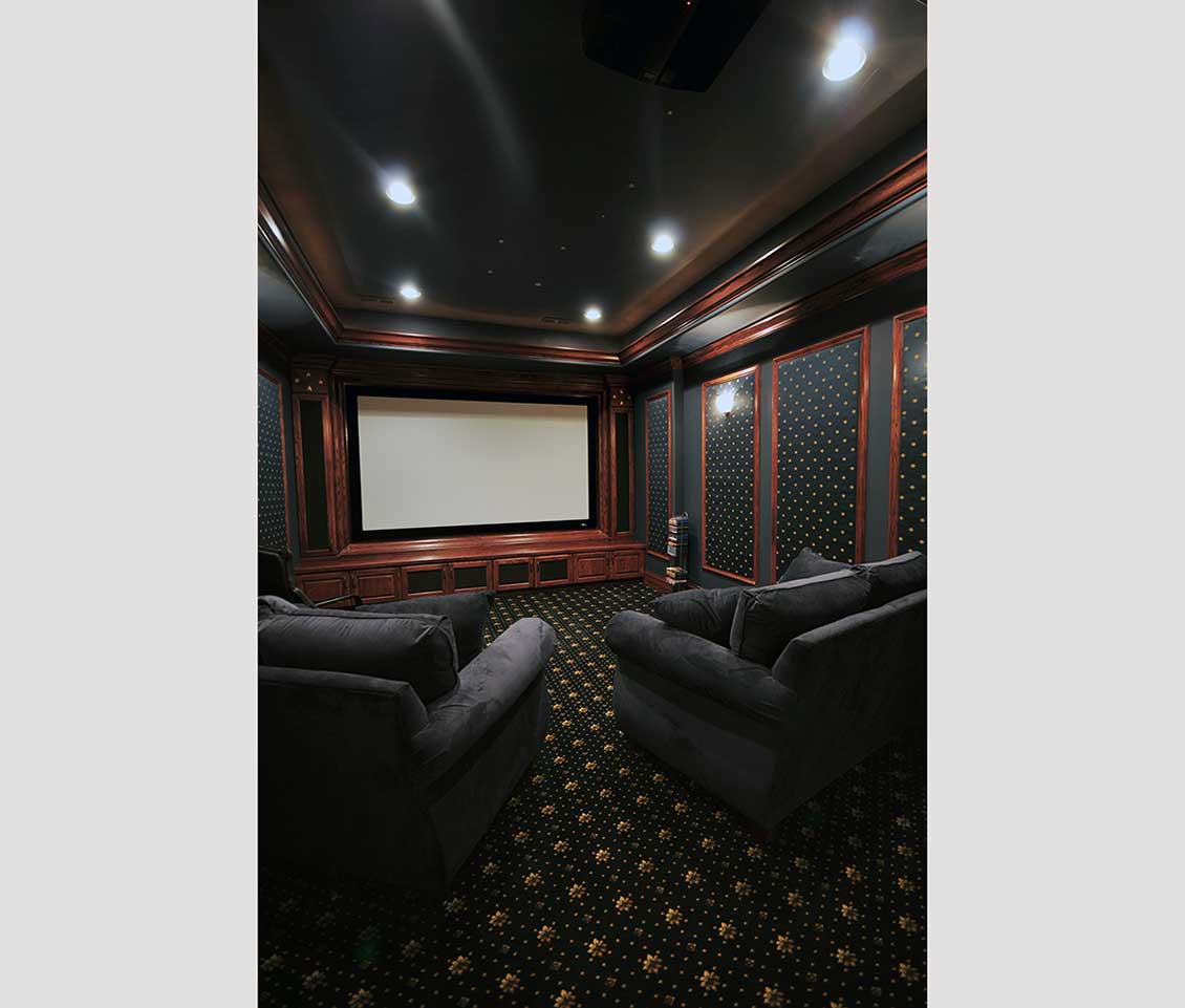 Prywatna, ekskluzywna sala kinowa, a w niej dwie czarne, luksusowe sofy na wymiar